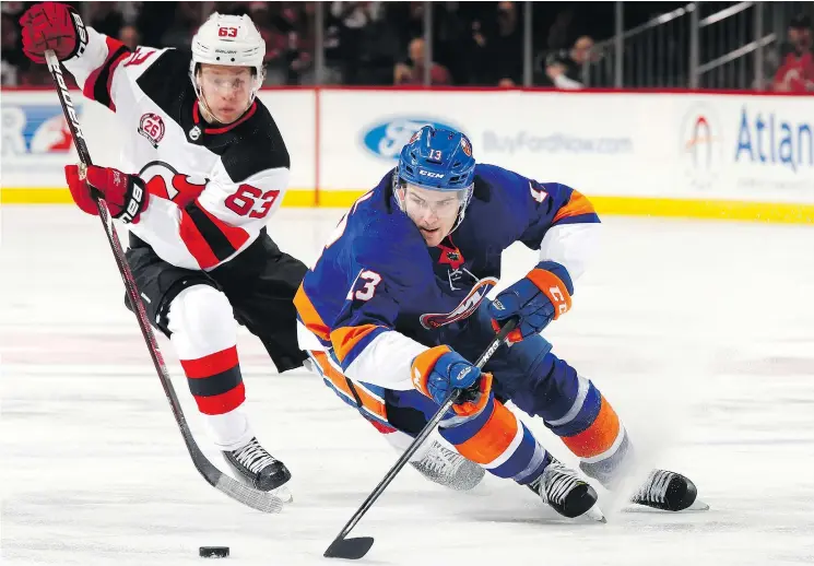  ?? — GETTY IMAGES FILES ?? Mathew Barzal, right, of the New York Islanders could become the first B.C. native to win the Calder Trophy in 15 years.