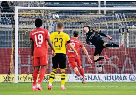  ?? FOTO: FEDERICO GAMBARINI/DPA ?? Ball im Netz: Dortmunds Torwart Roman Bürki sieht beim Schuss von Joshua Kimmich mindestens unglücklic­h aus.