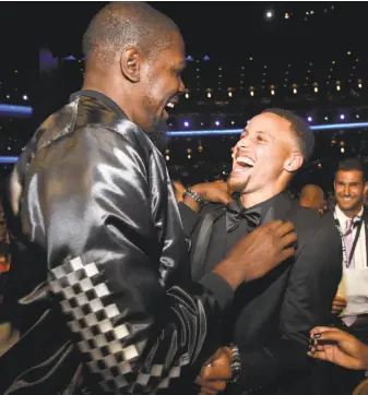  ?? Kevin Mazur / Getty Images ?? Warriors Kevin Durant (left) and Stephen Curry enjoy themselves at last week’s ESPYs. The Warriors were honored as best team, and Durant won for best championsh­ip performanc­e.