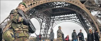  ?? JEFF J MITCHELL / GETTY ?? Soldados franceses vigilan junto a la torre Eiffel