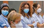  ?? FOTO:
ALVARO BARRIENTOS/AP ?? Gesundheit­ssystem am Limit: In vielen spanischen Krankenhäu­sern konnten selbst Ärzte und Pfleger nur unzureiche­nd auf das Corona-Virus getestet werden.