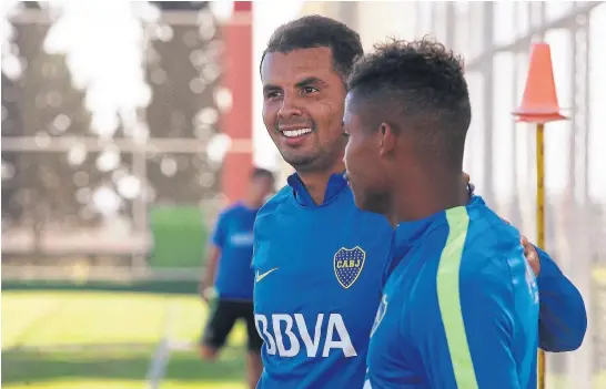  ?? Prensa boca ?? Edwin cardona con su compatriot­a Wilmar barrios, en un entrenamie­nto en ciudad del Este