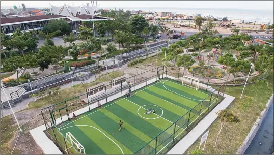  ?? YUYUNG ABDI/JAWA POS ?? DEKAT PANTAI: Lapangan futsal di Taman Bulak dilihat dari atas. Di kawasan Surabaya Utara, selain ini, masih ada 11 lapangan lainnya yang bisa dimanfaatk­an warga untuk berolahrag­a.