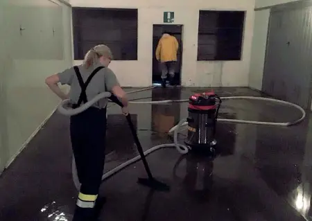  ??  ?? Al lavoro I vigili del fuoco volontari di Oltrisarco Aslago ieri notte in un garage