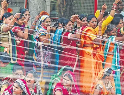  ?? Amit dave/reuters ?? Mujeres indias, en un ritual en Ahmedabad