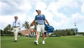  ?? Bild: Mike Ehrmann ?? Världsetta­n Rory Mcilroy fick bära sin egen bag på Seminole Golf Club i Juno Beach, Florida.