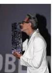  ?? © Dominique Saint ?? Jeff Goldblum, embrassant le trophée à la mode champion de tennis à Roland-Garros ou Wimbledon.