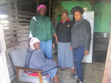  ?? Photos: Lindani Donyeli ?? Nomthandan­dazo Steerman (seated) and the women who helped her.