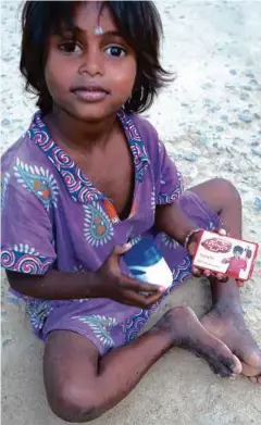  ??  ?? KANAK-kanak miskin di India menerima bantuan Vaseline.
