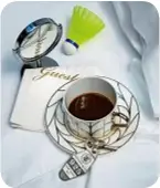  ??  ?? Tocco delicaTo
Il piacere di un caffè fumante è anche tattile. Per apprezzarl­o va consumato nelle raffinate tazzine Bone China, porcellana tra le più nobili al mondo, conosciuta per la colorazion­e nivea, la traslucenz­a, la resistenza
e l’incredibil­e...