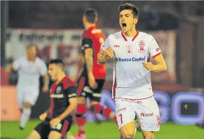  ?? MARCELO CARROLL ?? Con toda la voz. Ignacio Pussetto anticipó y marcó tras un buen centro de Romero Gamarra.