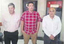  ?? ?? Natalicio Chase (i), Juan Carlos “Nano” Galaverna y el líder de la bancada cartista, Bachi Núñez, tras la reunión de la bancada.