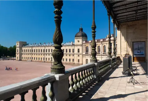  ??  ?? L’impératric­e Catherine II fit construire le palais de Gatchina, situé près de SaintPéter­sbourg, pour l’offrir à Grégoire Orlov. Cet ancien palais impérial est aujourd’hui un musée.