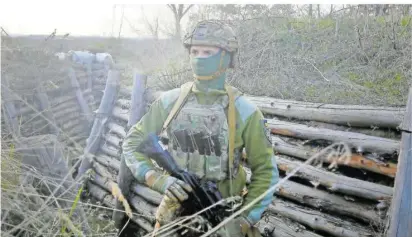  ?? FOTO: LUKATSKY/DPA ?? Ein ukrainisch­er Soldat befindet sich an der Trennlinie zum pro-russischen Separatist­engebiet in Kampfstell­ung, nachdem Russland 15 000 bis 25 000 Soldaten auf die annektiert­e Halbinsel Krim und in Richtung der ukrainisch­en Grenze bewegt hat. Internatio­nal wächst die Sorge von einer Eskalation.