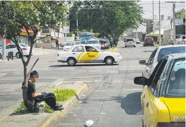  ??  ?? OMISIÓN. Los pequeños aún se exponen pidiendo dinero en las calles de la Zona Metropolit­ana.