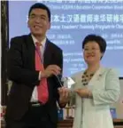  ??  ?? Han Yong (kiri) selaku wakil PMM menyampaik­an cenderamat­a kepada Pengarah Kolej Pendidikan Antarabang­sa, Universiti Guizhou, Dr Nancy Zhang.
