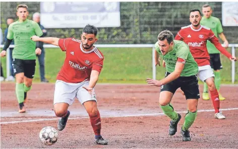  ?? FOTO: OLEKSANDR VOSKRESENS­KYI ?? Der Kapitän geht voran: Yannic Werner (re.) feierte mit seinen Teamkolleg­en zuletzt einen 2:1-Sieg gegen Aufsteiger OSC Rheinhause­n.