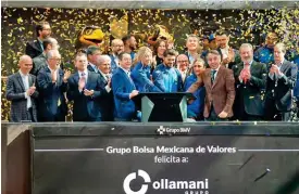  ?? ?? BANDERAZO. Emilio Azcárraga, al centro al dar la salida a los mercados