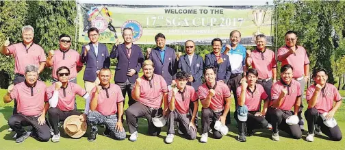  ??  ?? NG Loong Fah (belakang dua dari kanan), Joseph, Donnie, Valerian, George dan Oswald bersama pasukan Sabah semasa sesi latihan penyesuaia­n diri di SGCC, Luyang pada Isnin.