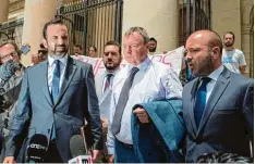  ?? Foto: Roger Azzopardi, dpa ?? Claus Peter Reisch nach dem ersten Gerichtste­rmin in Malta in Begleitung seiner An wälte.