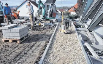  ?? FOTO: GROSS ?? Die Wege an der Denkinger Dreieinigk­eitskirche sind angelegt. Nun wird gepflaster­t.