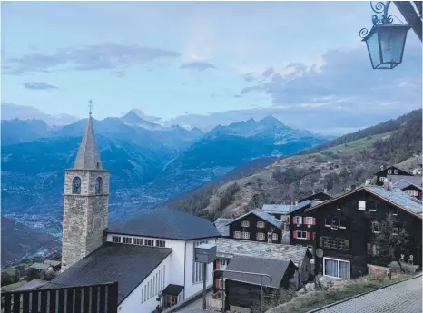  ?? FOTOS: ERICH NYFFENEGGE­R ?? Abgeschied­en, eng, steil und hoch gelegen: das Dorf Visperterm­inen.