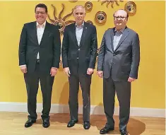  ??  ?? Los mandatario­s Marco Mena (izq.) y Graco Ramírez (der.) y se reunieron con el embajador de México en China, Julián Ventura.