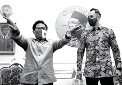  ?? MIFTAHULHA­YAT/JAWA POS ?? SINERGI: Ketua Umum Partai Demokrat Agus Harimurti Yudhoyono (kanan) mengunjung­i Ketua Umum PKB Muhaimin Iskandar di kantor DPP PKB, Jakarta, kemarin (8/7). Pertemuan itu merupakan bagian dari rangkaian silaturahm­i AHY sebagai ketua umum baru Demokrat. Sekaligus membahas kerja sama antarparta­i.