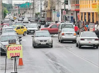  ?? CHRISTIAN VÁSCONEZ / EXPRESO ?? Problema. Los conductore­s tienen apenas dos carriles para circular, debido a la invasión de la arteria.