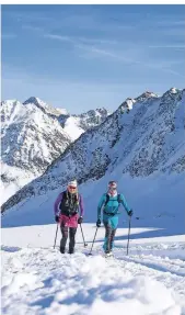  ?? FOTO: MARTIN KLOTZ/TOURISMUSV­ERBAND PITZTAL/DPA  ?? Tourengehe­r auf der Cappuccino-Route: Ein Skitourenp­ark ist sicherer als das offene Gelände mit Spalten.