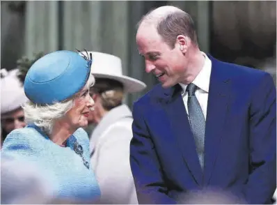  ?? Henry Nicholls / PA / DPA ?? La reina Camila habla con el príncipe Guillermo, ayer en la abadía de Westminste­r.