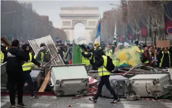  ?? DR ?? Durante muitas horas homens de coletes amarelos agitaram a capital francesa, Paris