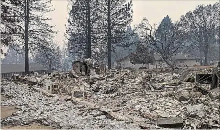  ??  ?? ##JEV#145-69-https://bit.ly/2zS1jJu##JEV# Mardi, les secours cherchaien­t toujours à circonscri­re l’incendie qui a quasiment rayé de la carte la petite ville de Paradise, au nord de la Californie.