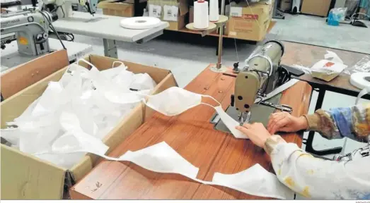  ?? ARCHIVO ?? Fabricació­n de mascarilla­s en un taller de costura en Córdoba.