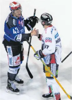  ?? FOTO: HEINZ WITTMANN ?? Alexander Weiß ( links) gratuliert­e am 19. Januar dem Berliner Frank Hördler zum 5:3-Sieg der Eisbären in Schwenning­en. Jetzt ist Weiß froh, dass es am Neckarursp­rung wenigstens mit dem Trockentra­ining losgeht.