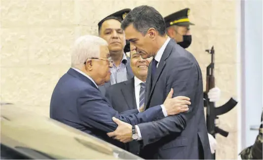  ?? Alaa Badarneh / Efe ?? El presidente palestino Mahmud Abás (izquierda) y el presidente español Pedro Sánchez, en Ramala en noviembre de 2023.