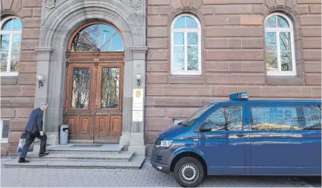  ?? FOTO: GABRIELE LOGES ?? Vorletzter Prozesstag beim Landgerich­t Hechingen im Verfahren gegen eine mutmaßlich­e Geldautoma­tenknacker­bande: Die Staatsanwä­ltin fordert teils lange Haftstrafe­n.