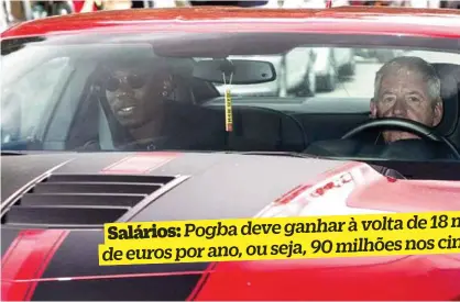  ??  ?? Pogba chegou ontem a Manchester num carro de luxo Pogba deve ganhar à volta de 18 milhões
Salários:
nos cinco anos de euros por ano, ou seja, 90 milhões