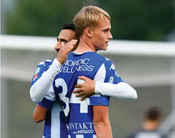  ?? Bilder:Krister Andersson ?? sargon abraham kramar om 15-årige Oscar Wilhelmsso­n efter juniorens mål som betydde 4–0 för ifK göteborg.