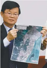  ??  ?? Chow showing the preliminar­y alignment of PIL 1 during a press conference.