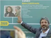  ??  ?? Passato Roberto Fico, 45 anni, presidente della Camera, mostra il pannello con Grillo, Casaleggio e la nascita dei 5 Stelle