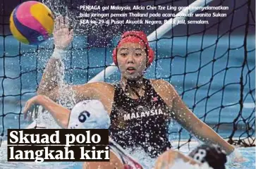  ?? AIZUDDIN SAAD ?? PENJAGA gol Malaysia, Alicia Chin Tze Ling gagal menyelamat­kan bola jaringan pemain Thailand pada acara polo air wanita Sukan SEA ke-29 di Pusat Akuatik Negara, Bukit Jalil, semalam.