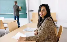  ?? FOTO: DPA ?? Viele Flüchtling­e gehen auf Universitä­ten – wie Rasha Bamatrat aus dem Jemen, die an der Uni Flensburg das Fach European Studies belegt.