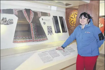  ?? HARRY SULLIVAN – TRURO DAILY NEWS ?? Heather Stevens, Operations supervisor at the Millbrook Culture and Heritage Centre, is a strong supporter of having Indigenous regalia repatriate­d to its traditiona­l Mi’kmaq home in Nova Scotia. This display case houses photograph­s of Indigenous...