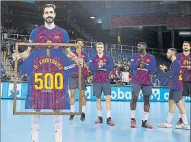  ?? FOTO: MONTILLA ?? El central asturiano del Barça muestra la camiseta con sus 500 partidos en Liga