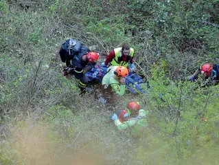  ??  ?? L’epilogo In alto, il recupero del corpo di Gabriele Sorrentino nel burrone sotto l’ex hotel Panorama
(Rensi). Poi una foto dell’ex carabinier­e. A sinistra, una bellissima foto sorridente di Alberto Sorrentino, ucciso ieri dal suo papà