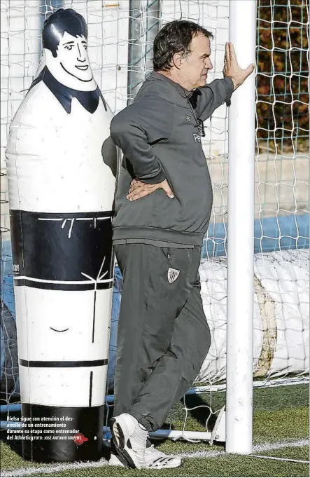  ?? FOTO: JOSÉ ANTONIO SIRVENT ?? Bielsa sigue con atención el desarrollo de un entrenamie­nto durante su etapa como entrenador del Athleticg