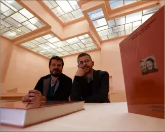  ?? (Photo Laurent Martinat) ?? Alexandre Mare et Stéphane Boudin-Lestienne ont dédicacé leur livre dans le salon rose de la Villa Noailles.