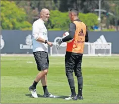  ??  ?? ES SU PORTERO. Zidane, ayer, cariñoso con Keylor Navas.