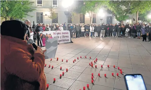  ?? ?? La plaza de Navarra, durante un momento de la concentrac­ión por el 25N.